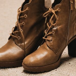Adorable worn once Michael kors high heel boot~